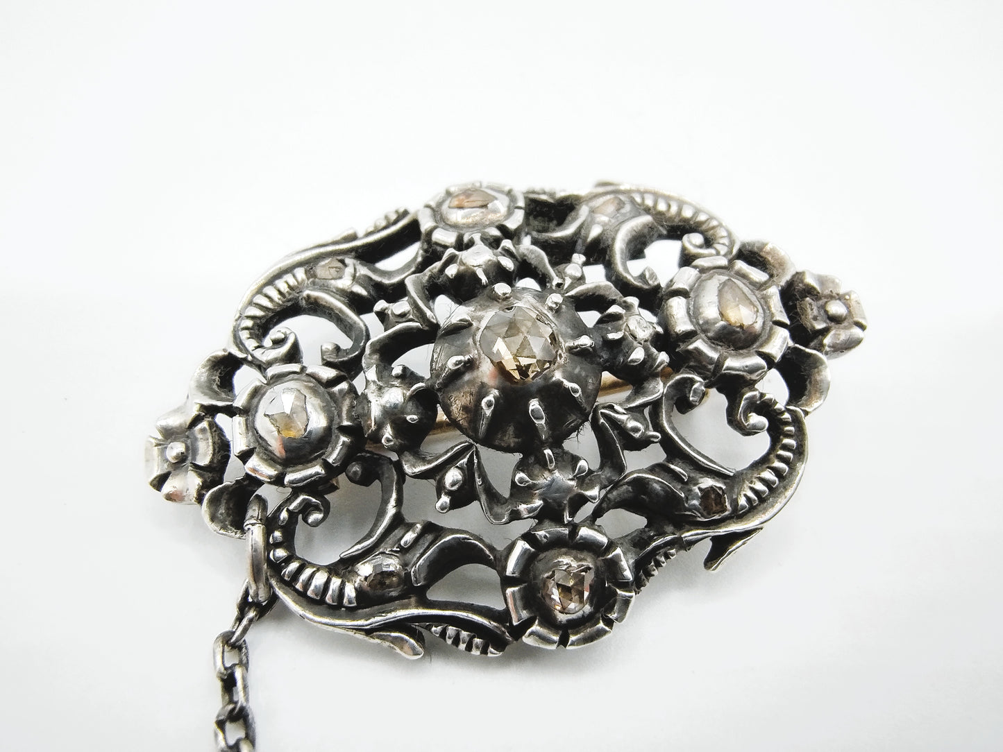 Silver/gold brooch set with 9 rose diamonds, 19th century