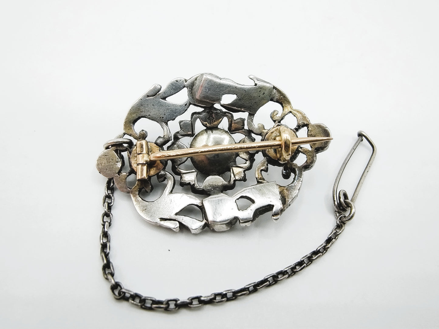Silver/gold brooch set with 9 rose diamonds, 19th century