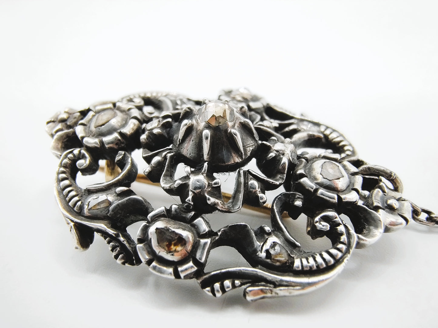 Silver/gold brooch set with 9 rose diamonds, 19th century