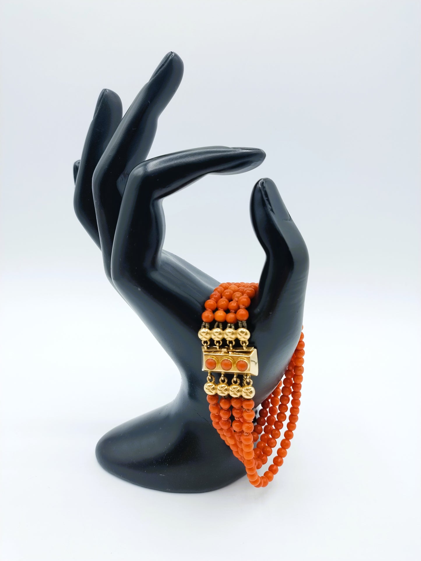 Blood coral bracelet with 3-piece gold clasp, 20 cm.