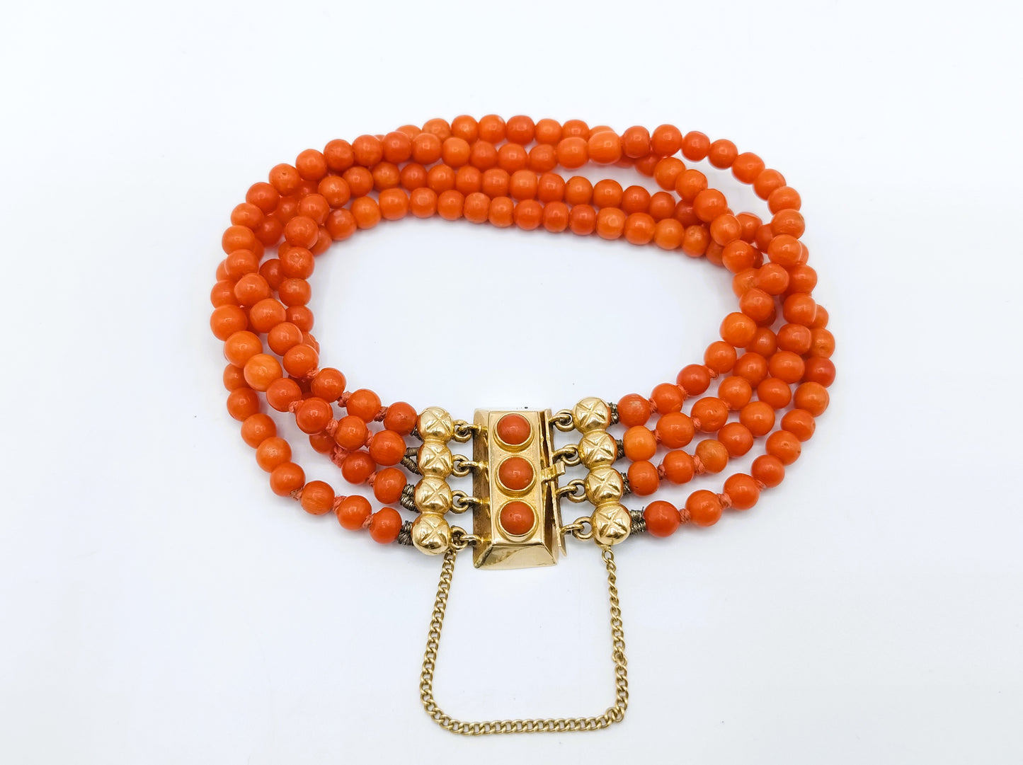 Blood coral bracelet with 3-piece gold clasp, 20 cm.