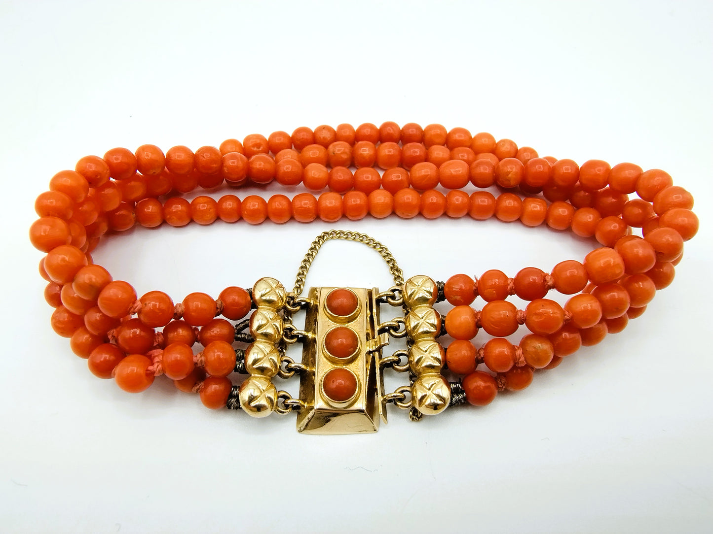 Blood coral bracelet with 3-piece gold clasp, 20 cm.