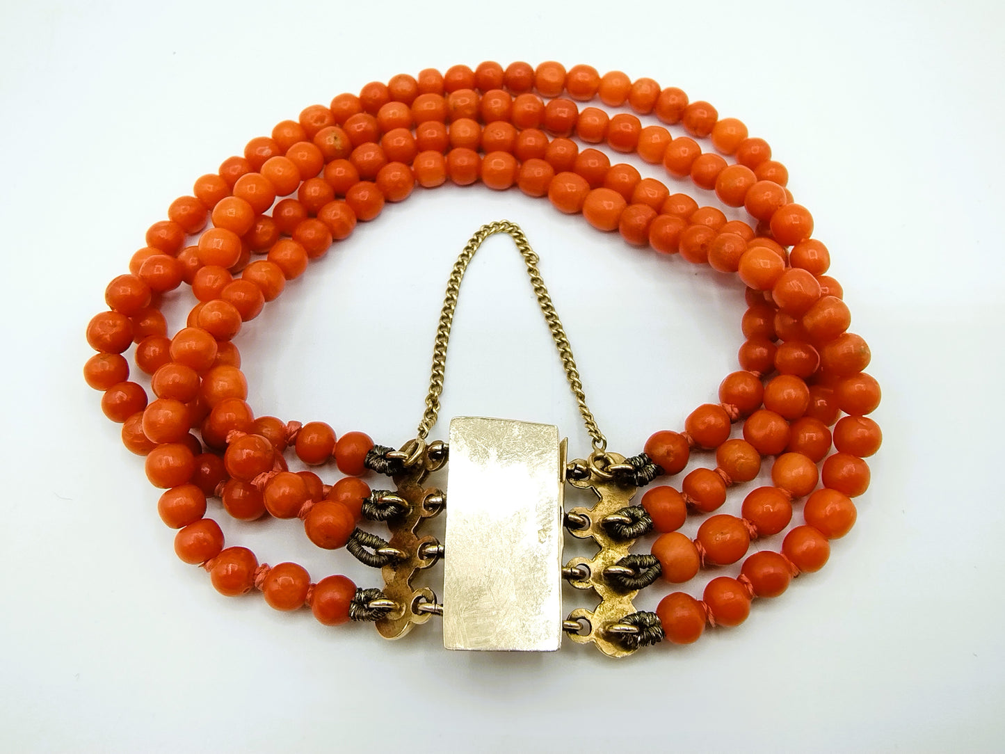 Blood coral bracelet with 3-piece gold clasp, 20 cm.