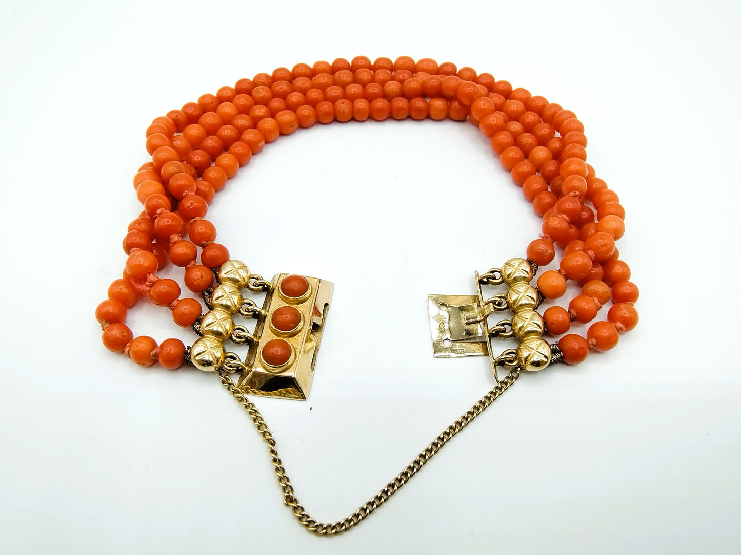 Blood coral bracelet with 3-piece gold clasp, 20 cm.
