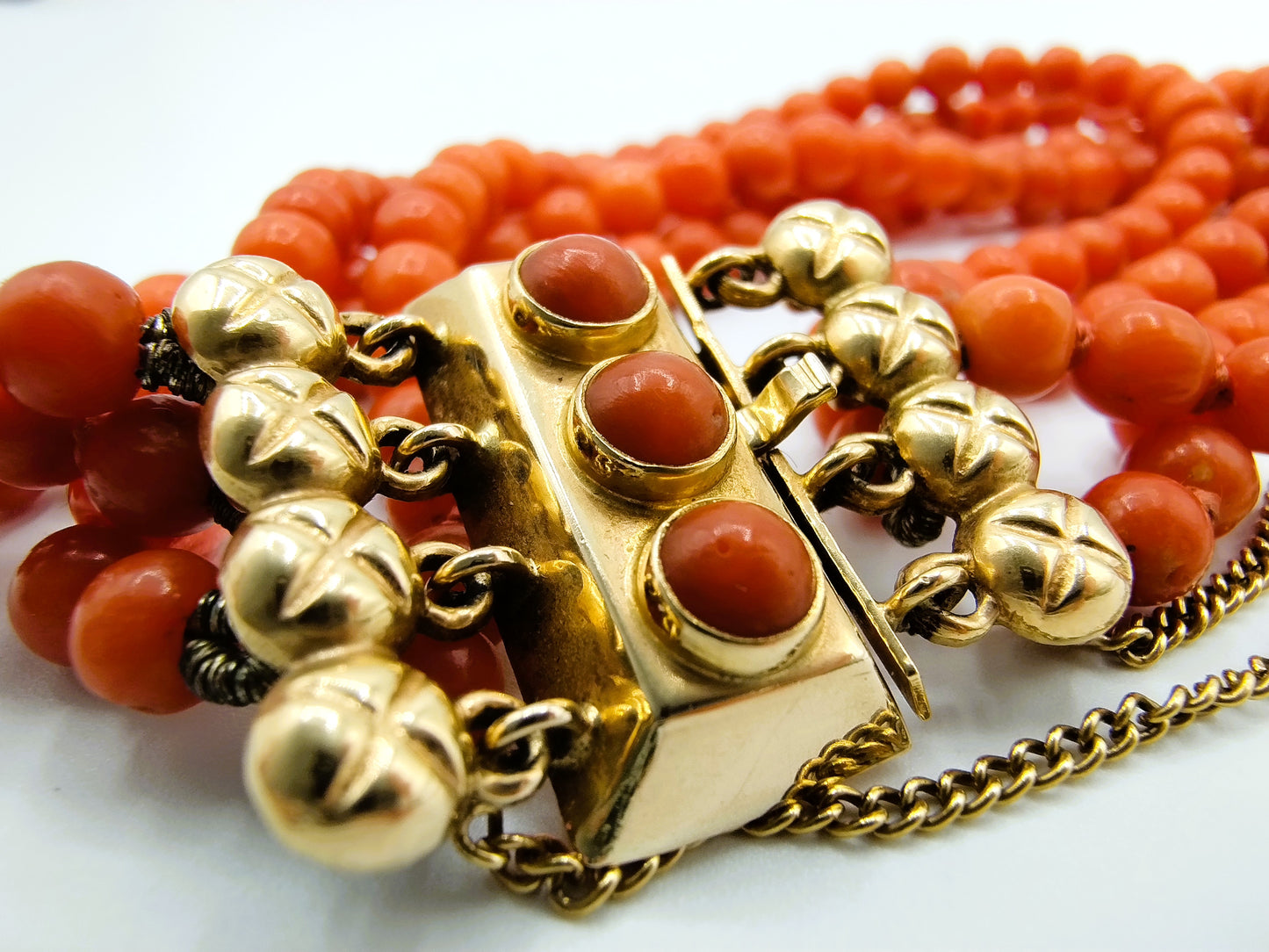 Blood coral bracelet with 3-piece gold clasp, 20 cm.