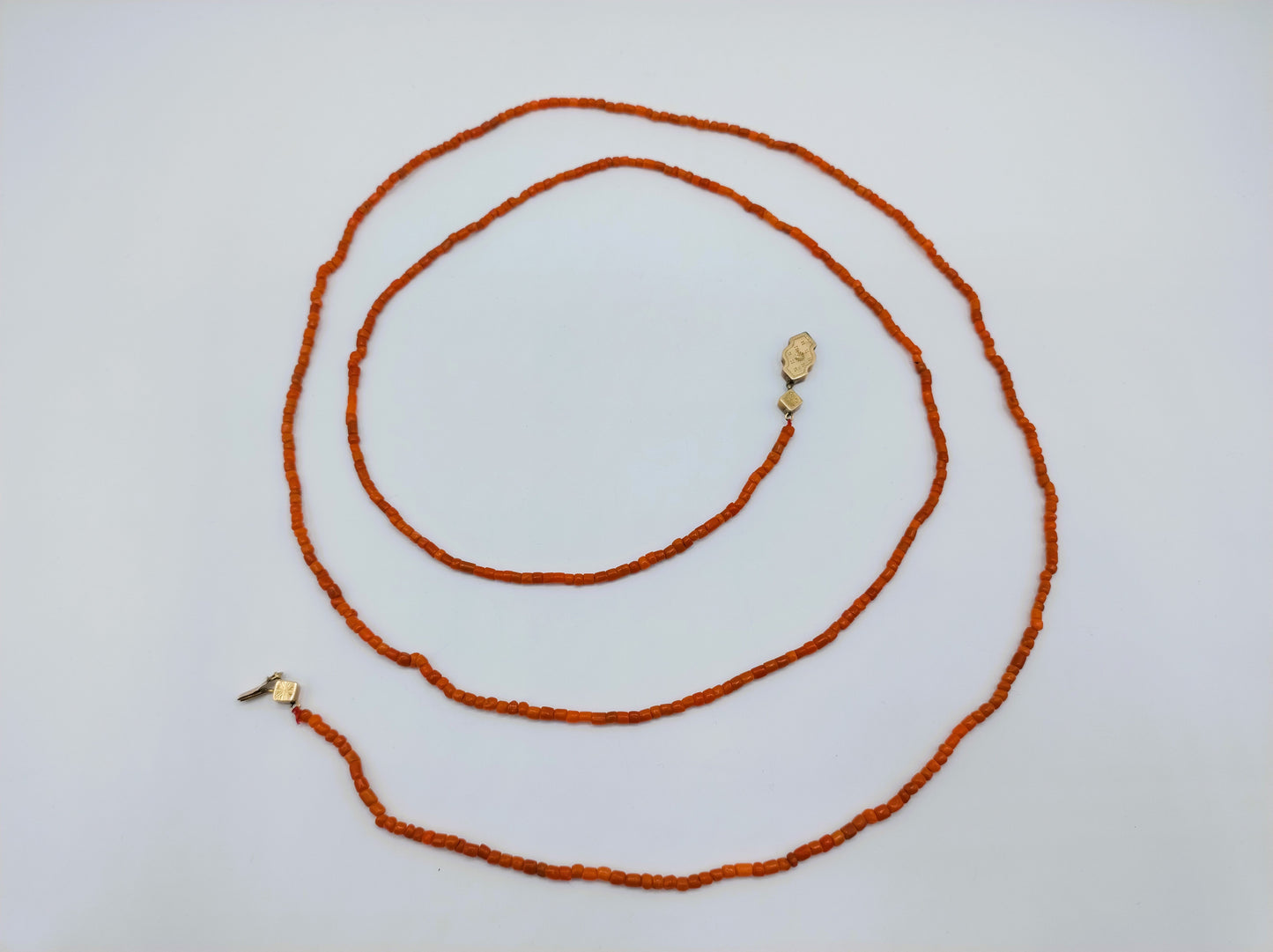 Blutkorallenkette mit 3-teiligem Goldverschluss, 1,34 m (!)