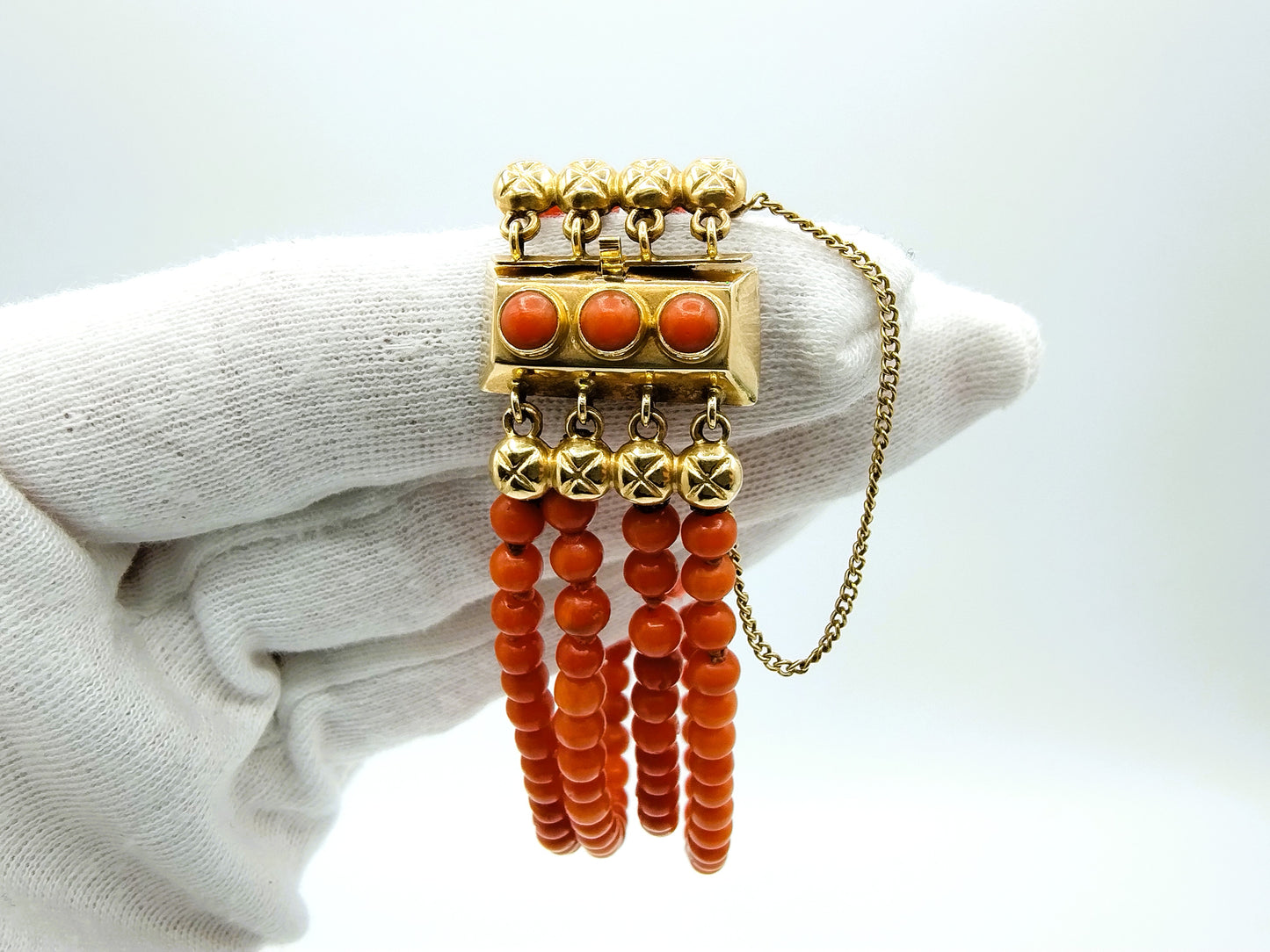 Blood coral bracelet with 3-piece gold clasp, 20 cm.