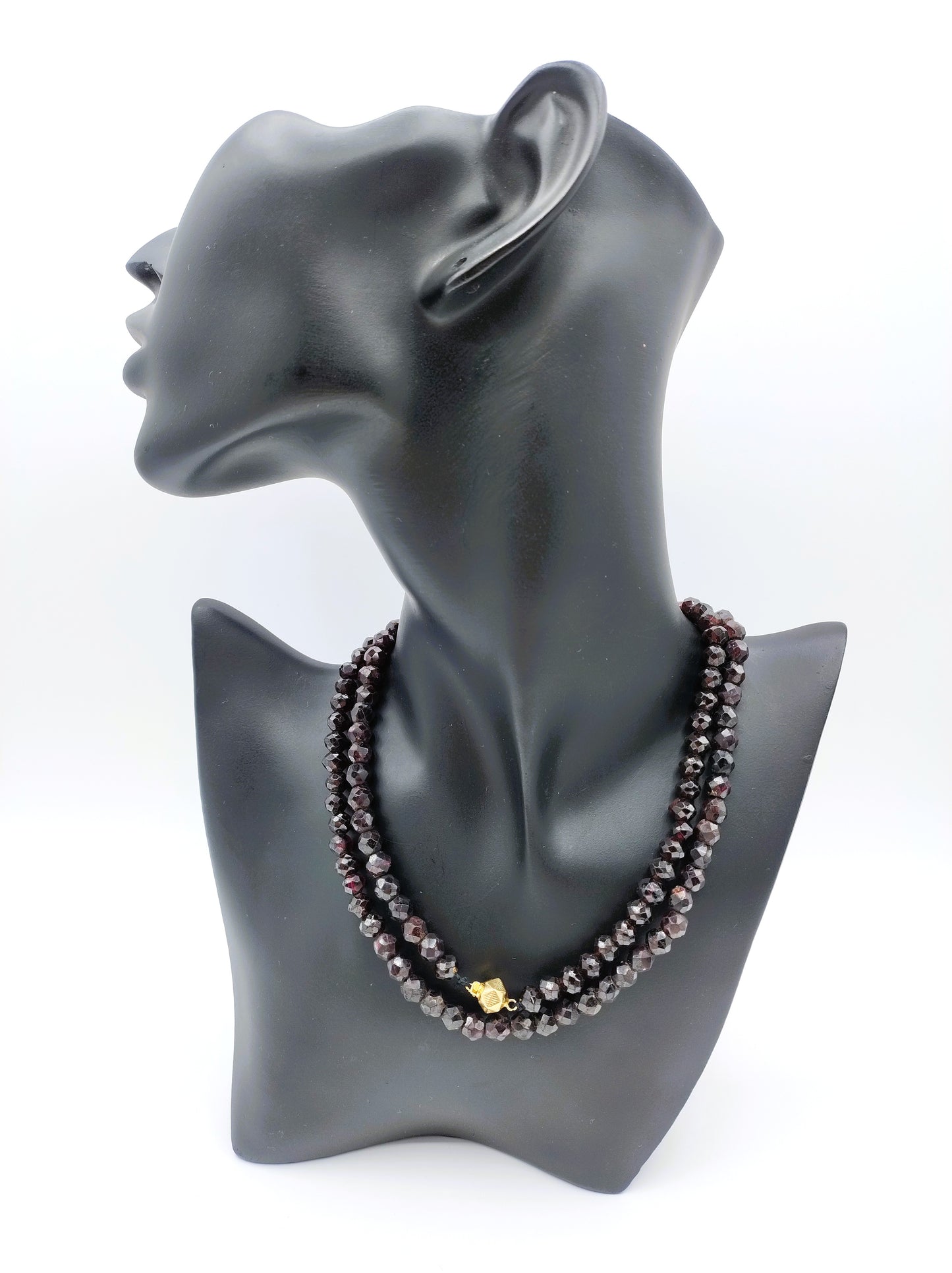 Garnet necklace with gold clasp. 75 cm