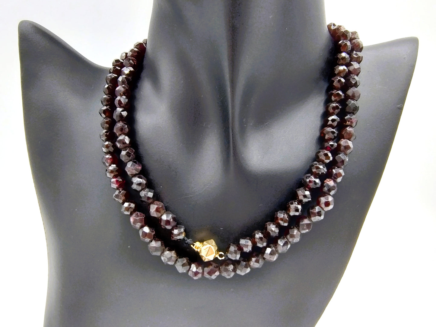 Garnet necklace with gold clasp. 75 cm