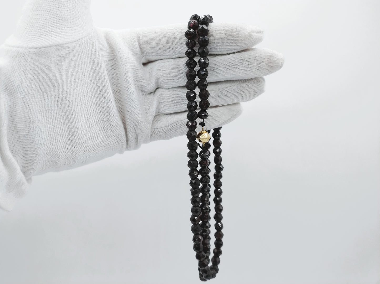 Garnet necklace with gold clasp. 75 cm