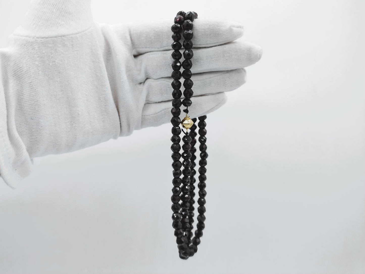 Garnet necklace with gold clasp. 75 cm