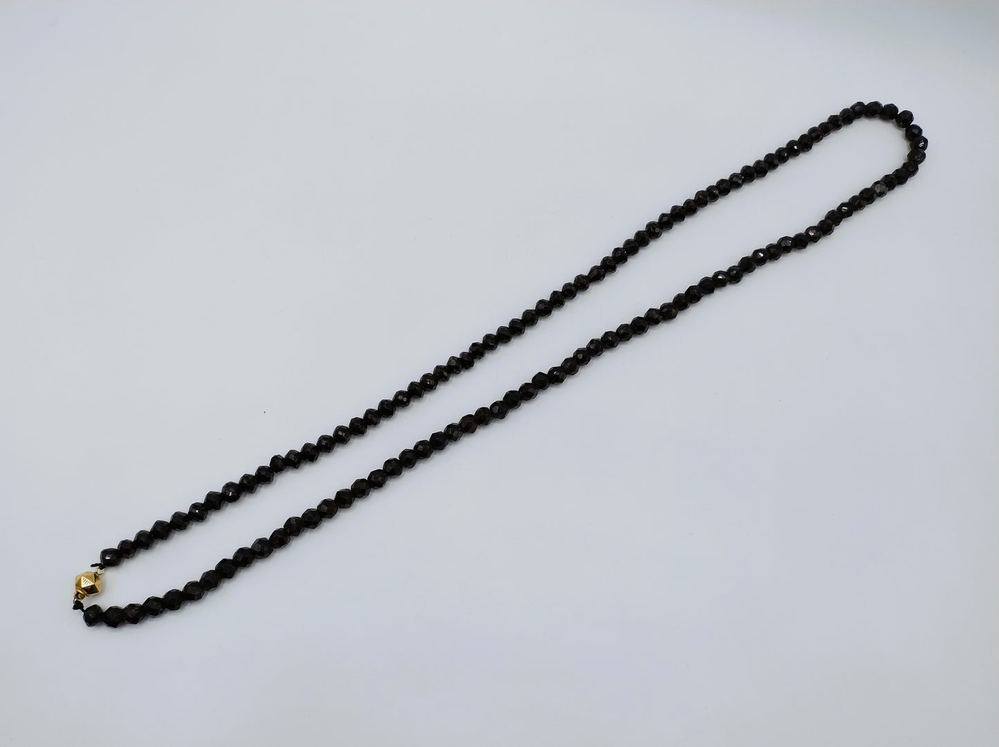 Garnet necklace with gold clasp. 75 cm