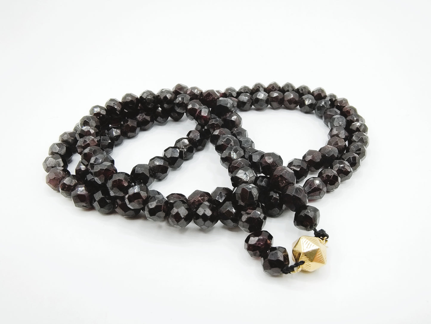 Garnet necklace with gold clasp. 75 cm