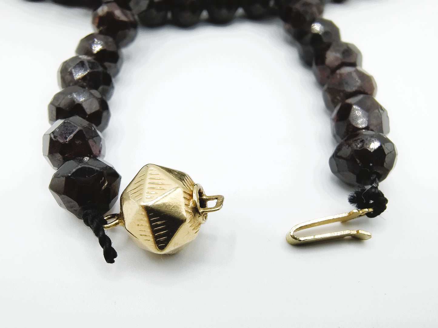 Garnet necklace with gold clasp. 75 cm