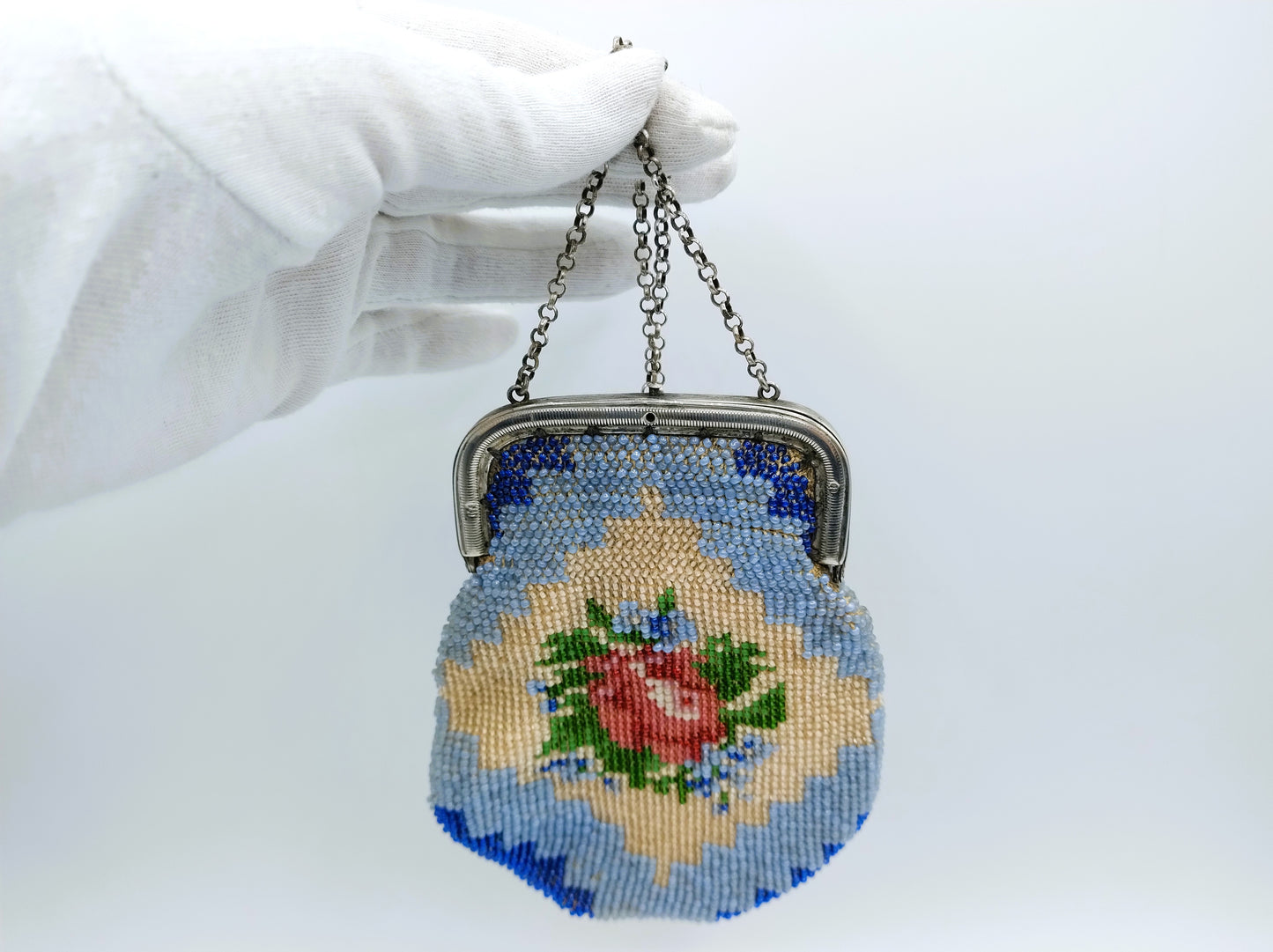 Silver purse clasp with beaded bag, 1840