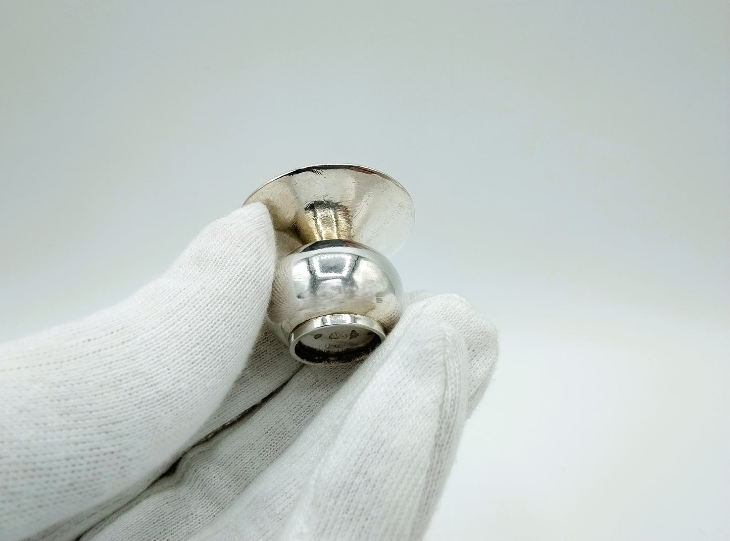 Zilveren miniatuur kwispedoor, W. van Strant, Amsterdam, ca. 1730