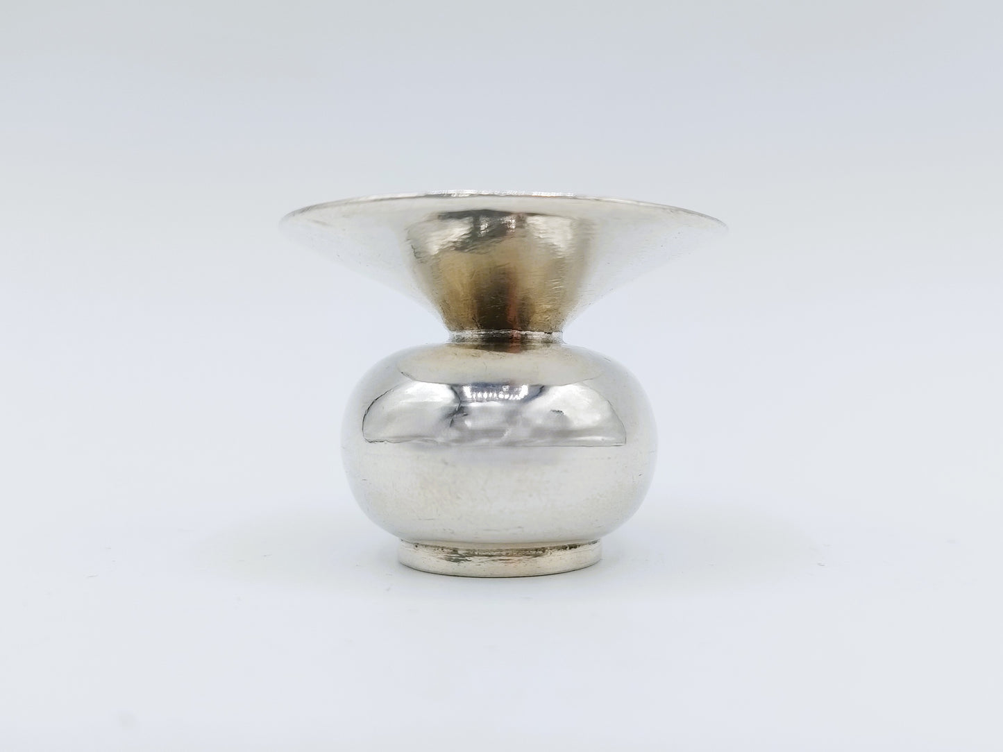Zilveren miniatuur kwispedoor, W. van Strant, Amsterdam, ca. 1730