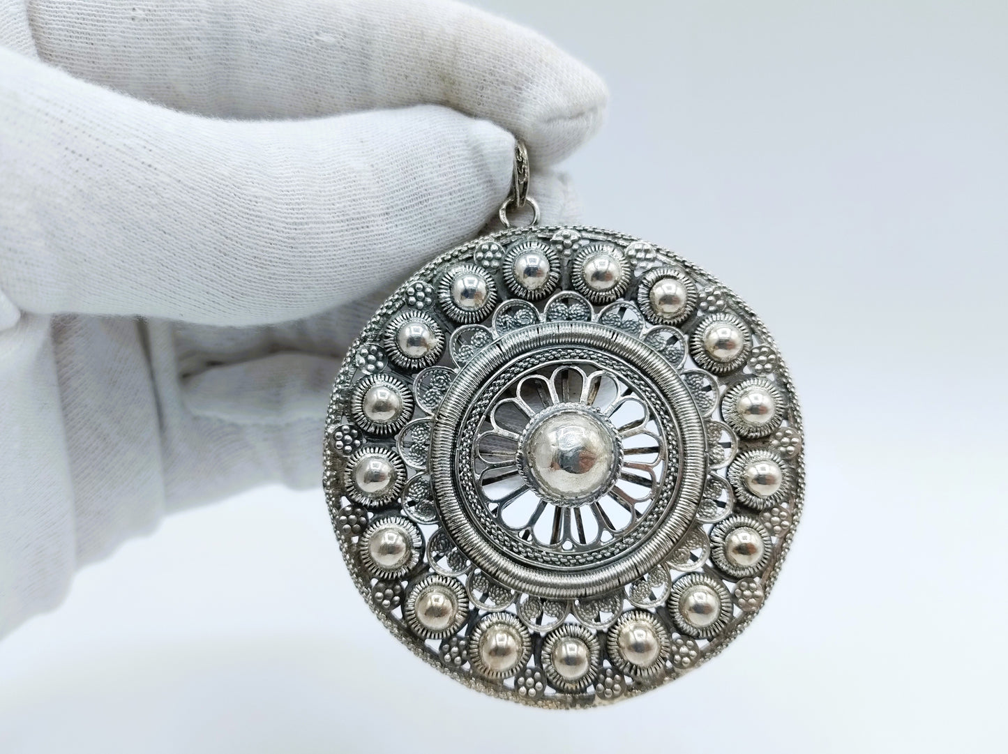 Silver Zeeland button pendant