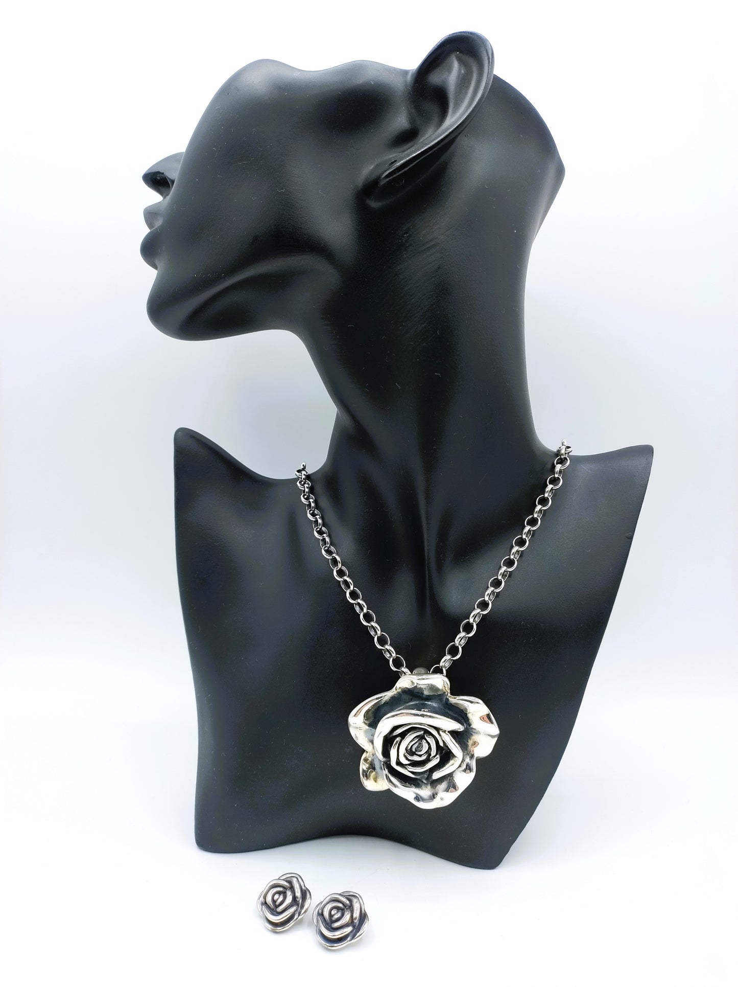Jasseron-Kette mit silbernem Rosenanhänger und Ohrringen.