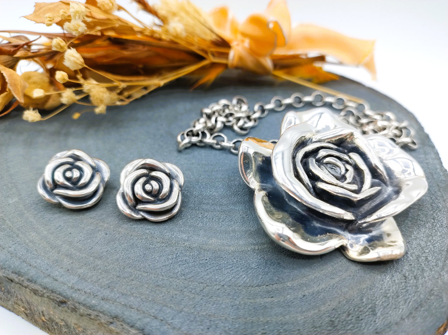 Jasseron-Kette mit silbernem Rosenanhänger und Ohrringen.