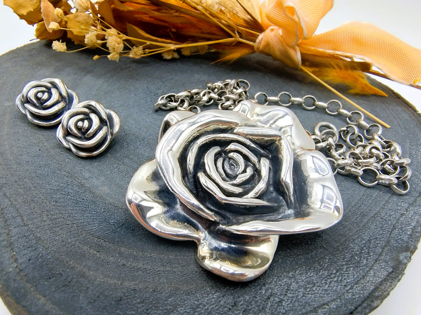Jasseron-Kette mit silbernem Rosenanhänger und Ohrringen.