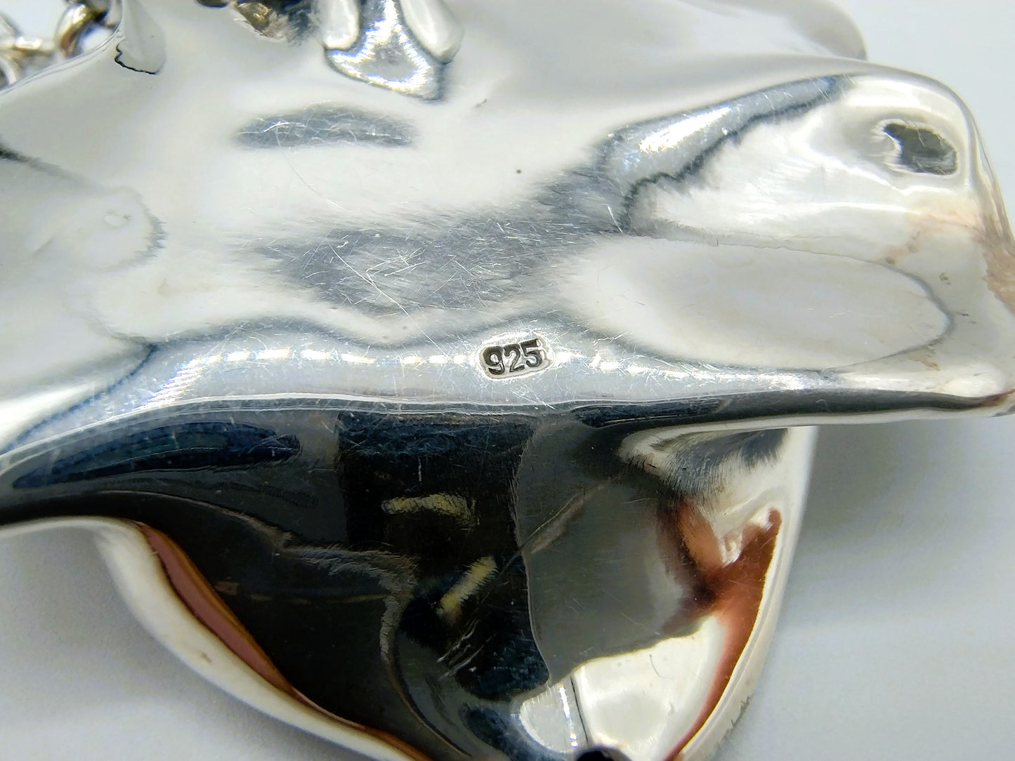 Jasseron-Kette mit silbernem Rosenanhänger und Ohrringen.