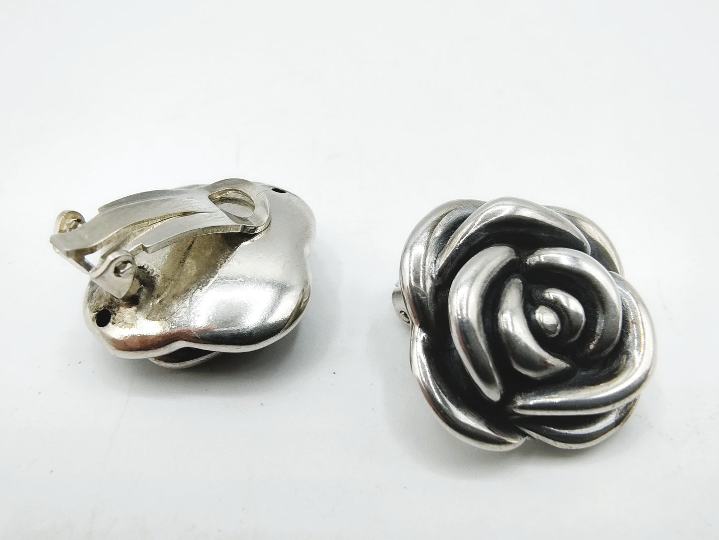 Jasseron-Kette mit silbernem Rosenanhänger und Ohrringen.