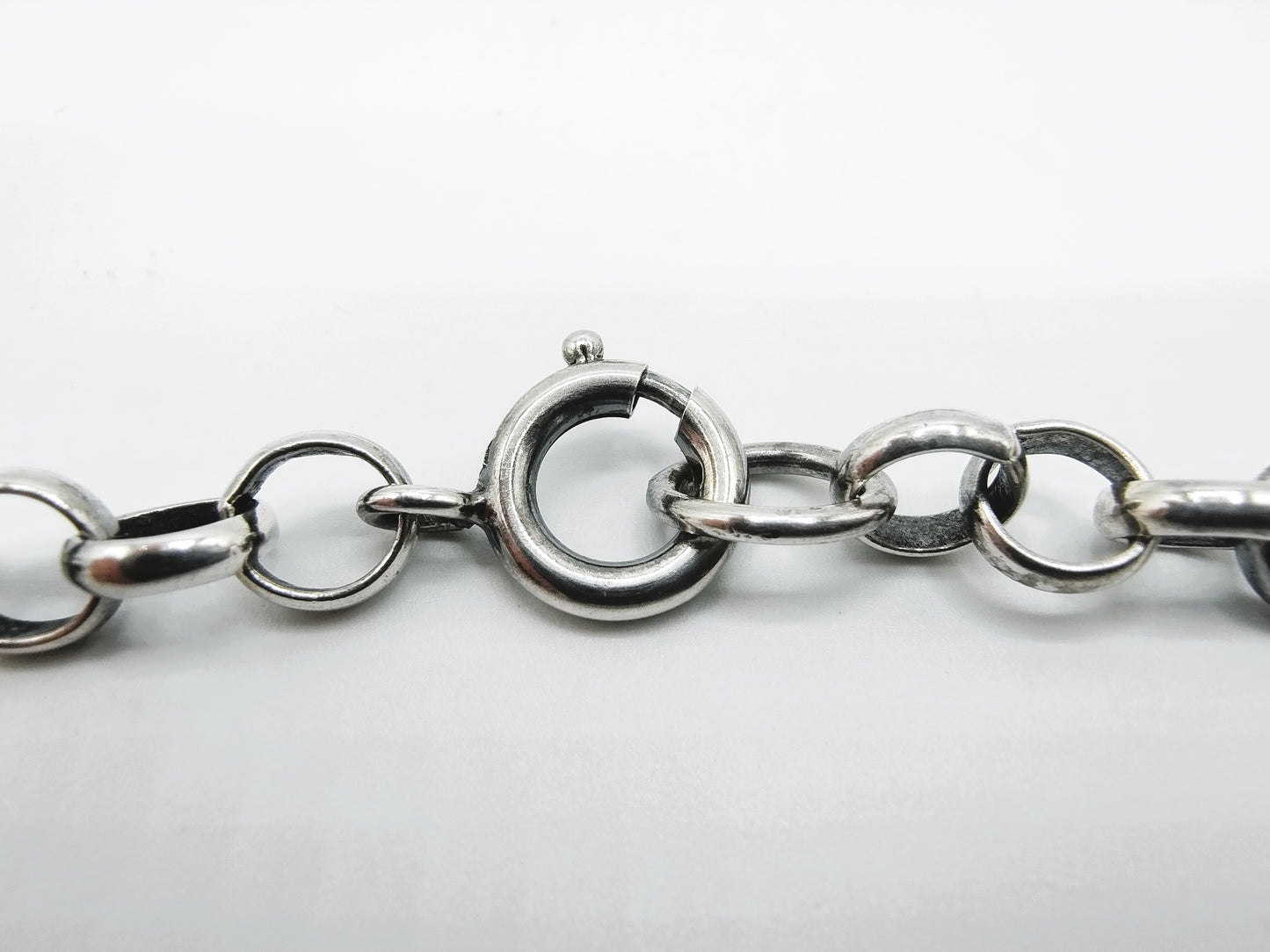 Jasseron-Kette mit silbernem Rosenanhänger und Ohrringen.