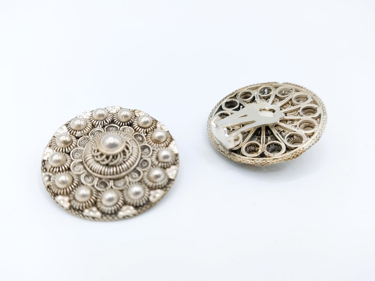 Silberne Ohrclips mit Zeeland-Knopf