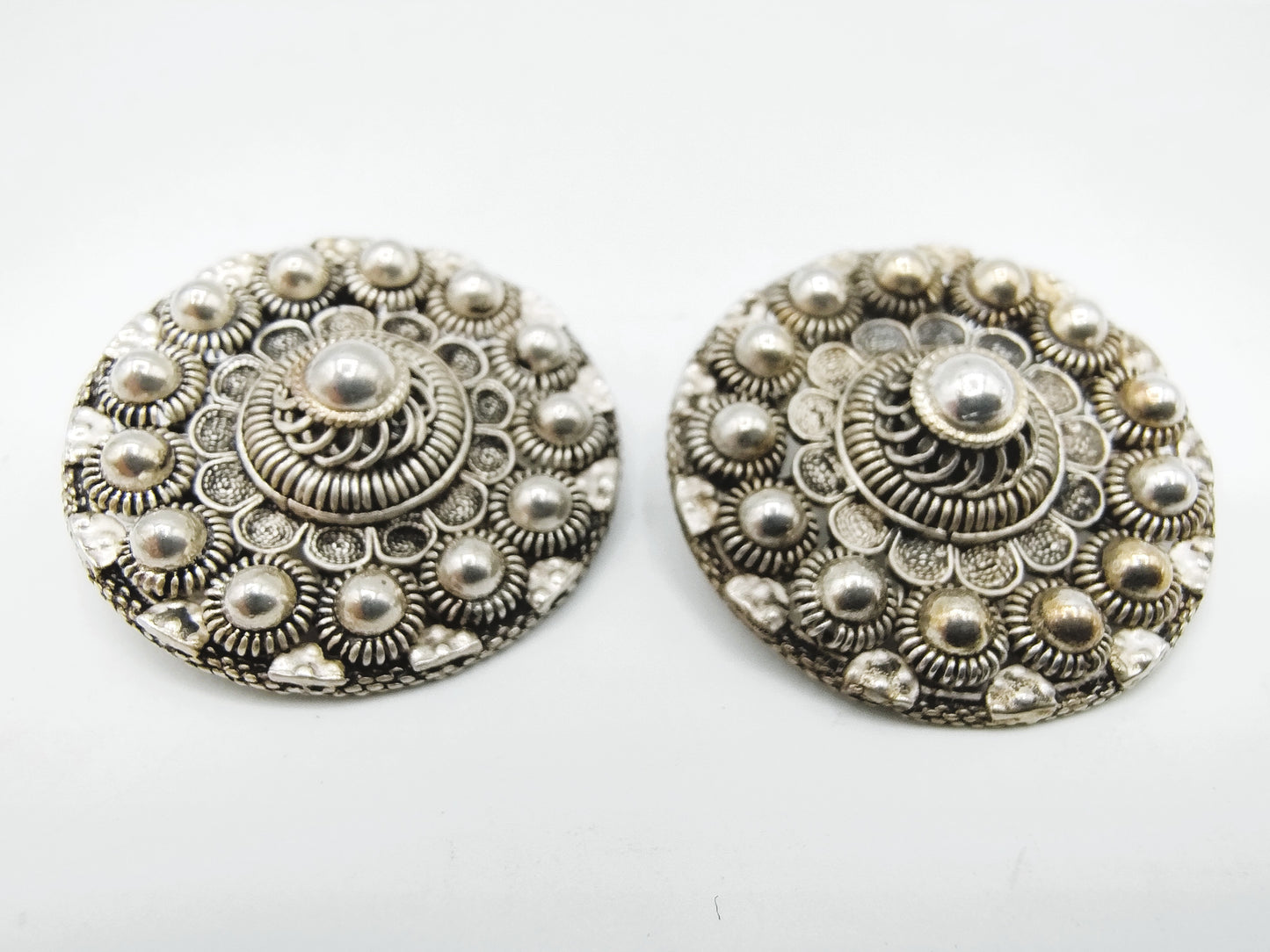 Silberne Ohrclips mit Zeeland-Knopf