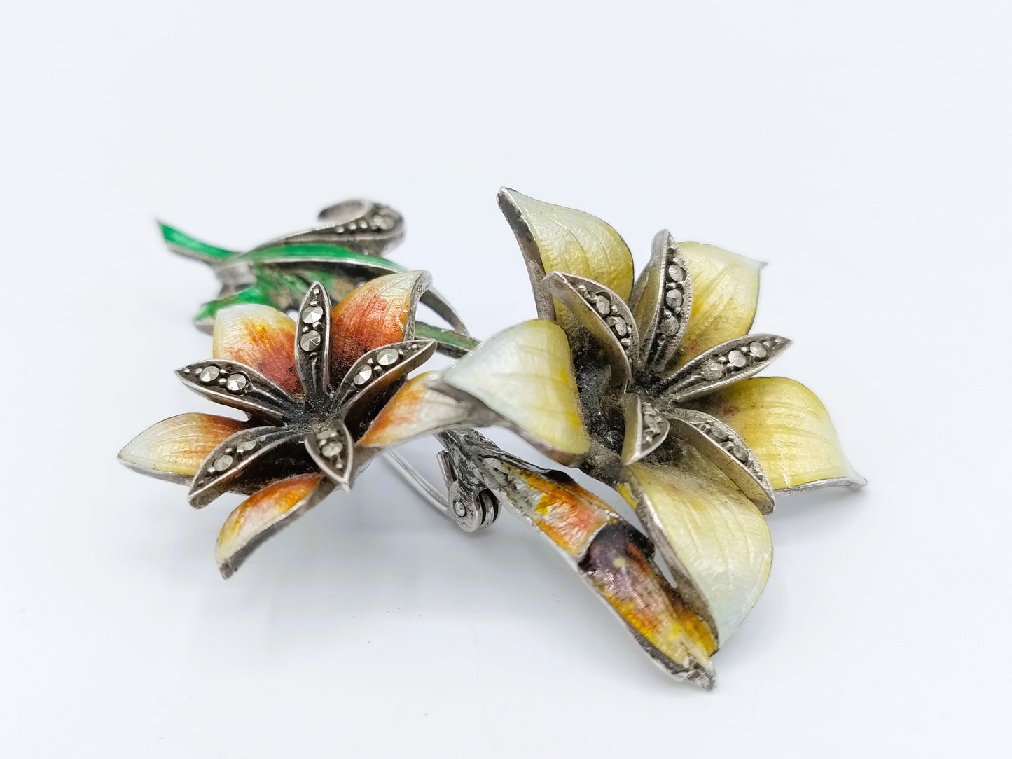 Jugendstil-Blumenbrosche, Silber mit Emaille und Markasiten.