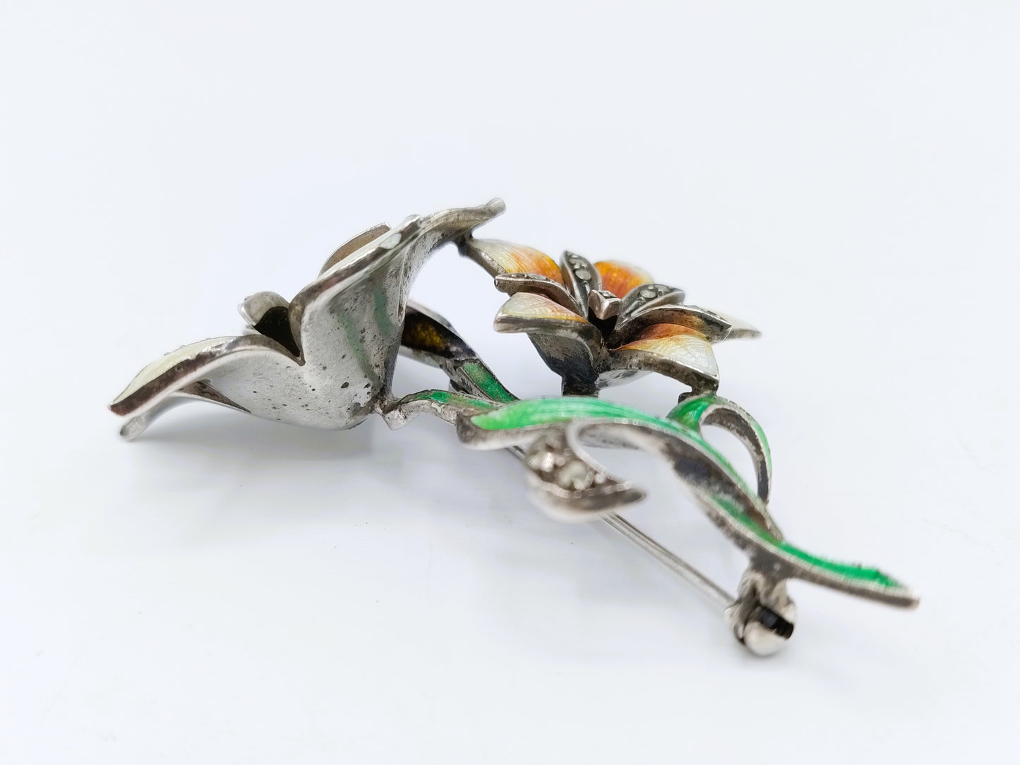 Jugendstil-Blumenbrosche, Silber mit Emaille und Markasiten.