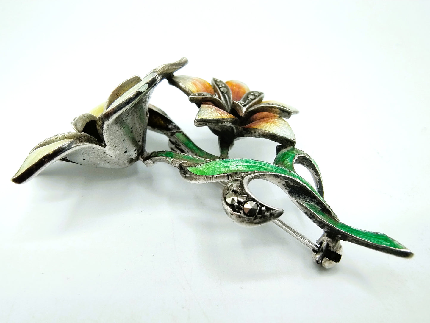 Jugendstil-Blumenbrosche, Silber mit Emaille und Markasiten.