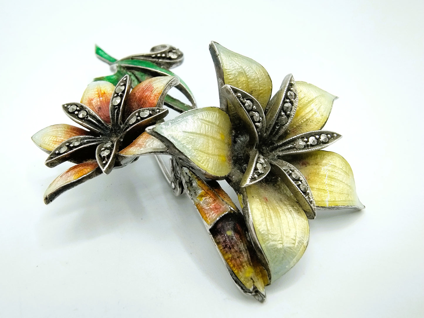 Jugendstil-Blumenbrosche, Silber mit Emaille und Markasiten.