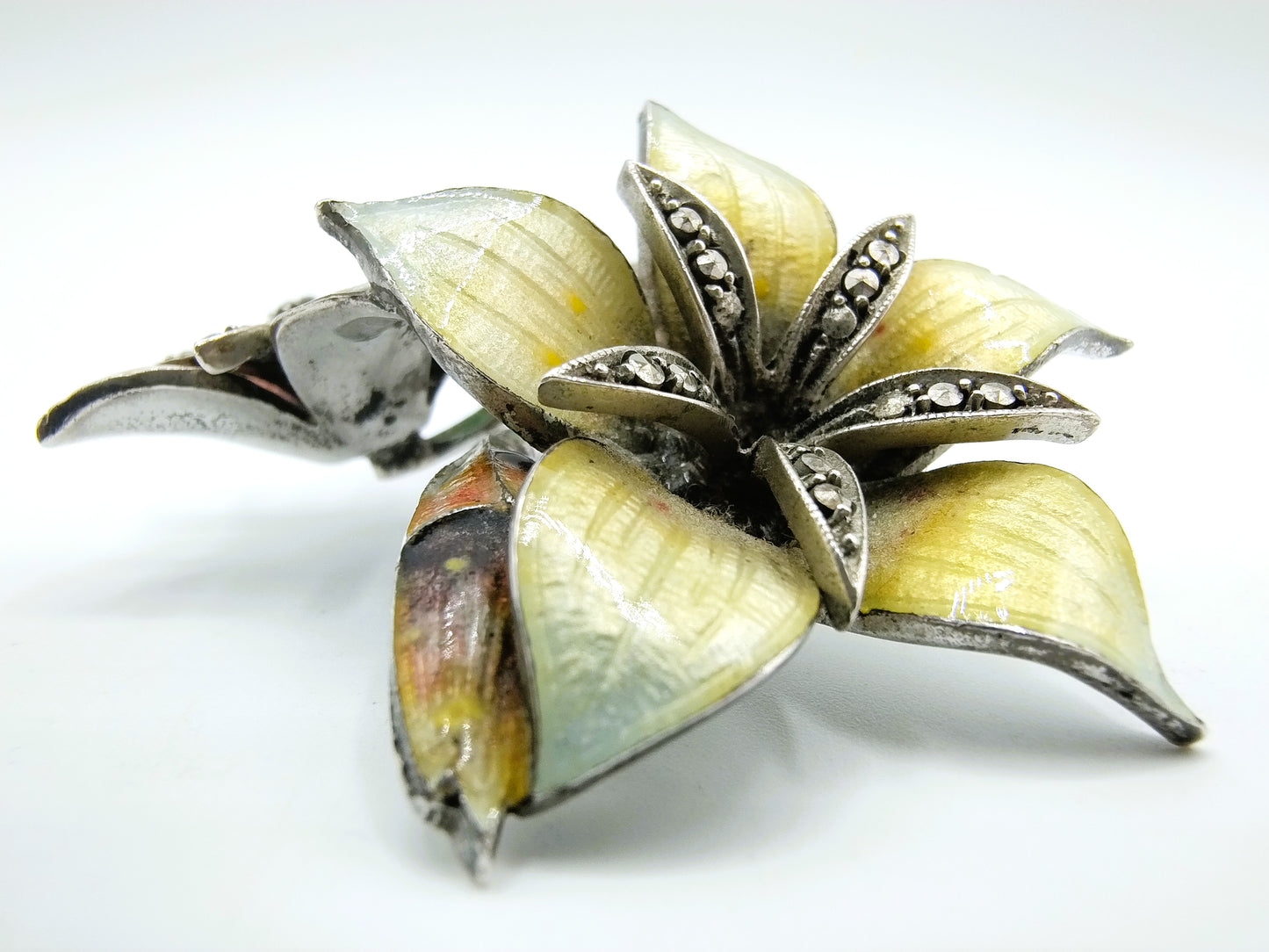 Jugendstil-Blumenbrosche, Silber mit Emaille und Markasiten.