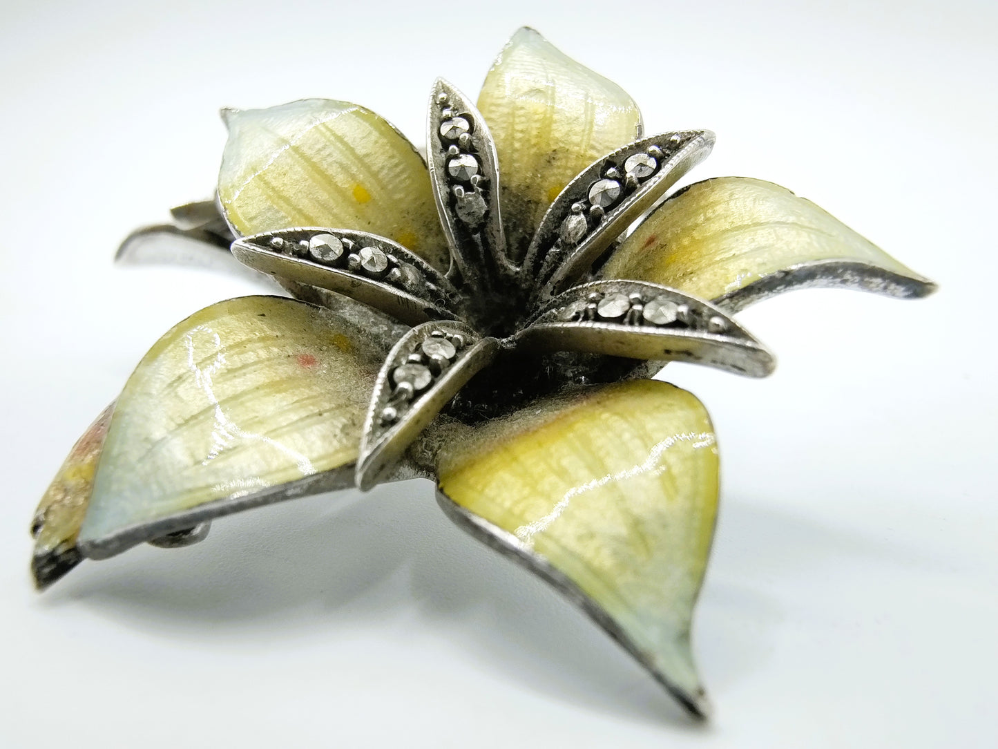 Jugendstil-Blumenbrosche, Silber mit Emaille und Markasiten.