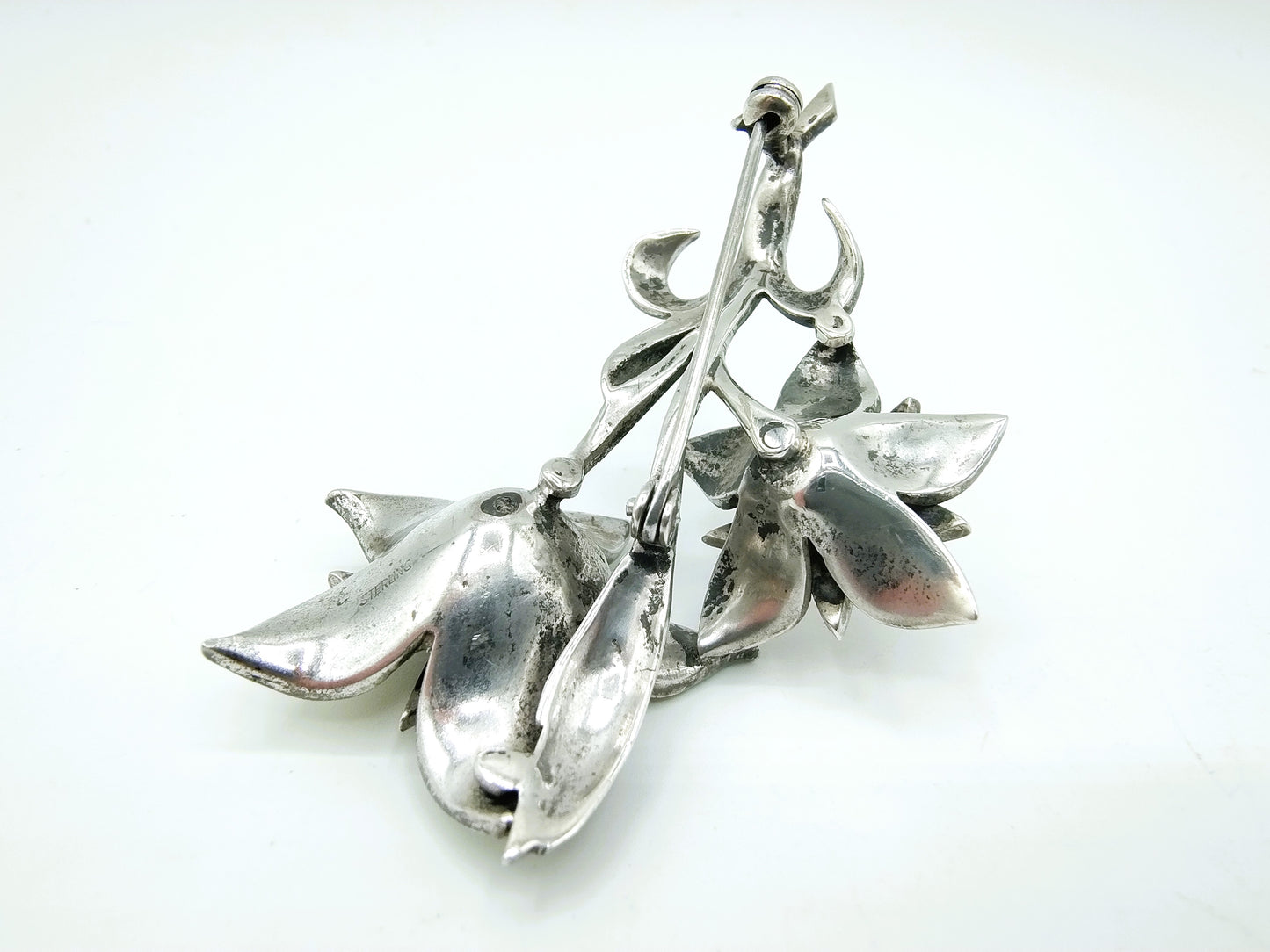 Jugendstil-Blumenbrosche, Silber mit Emaille und Markasiten.