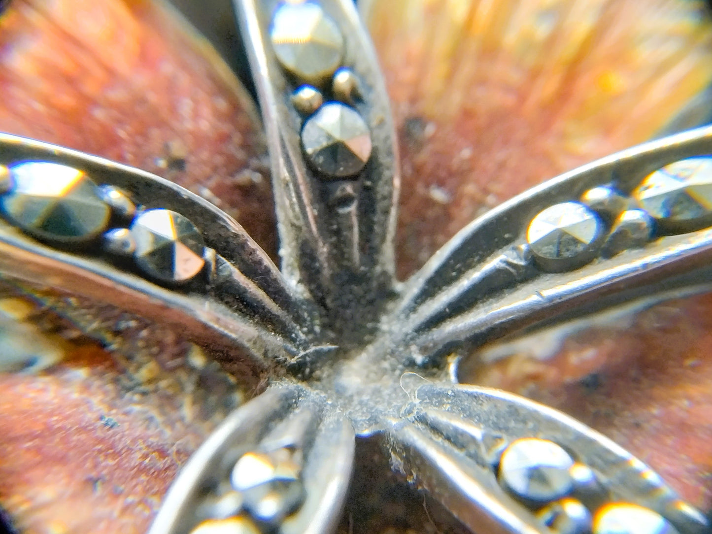 Jugendstil-Blumenbrosche, Silber mit Emaille und Markasiten.