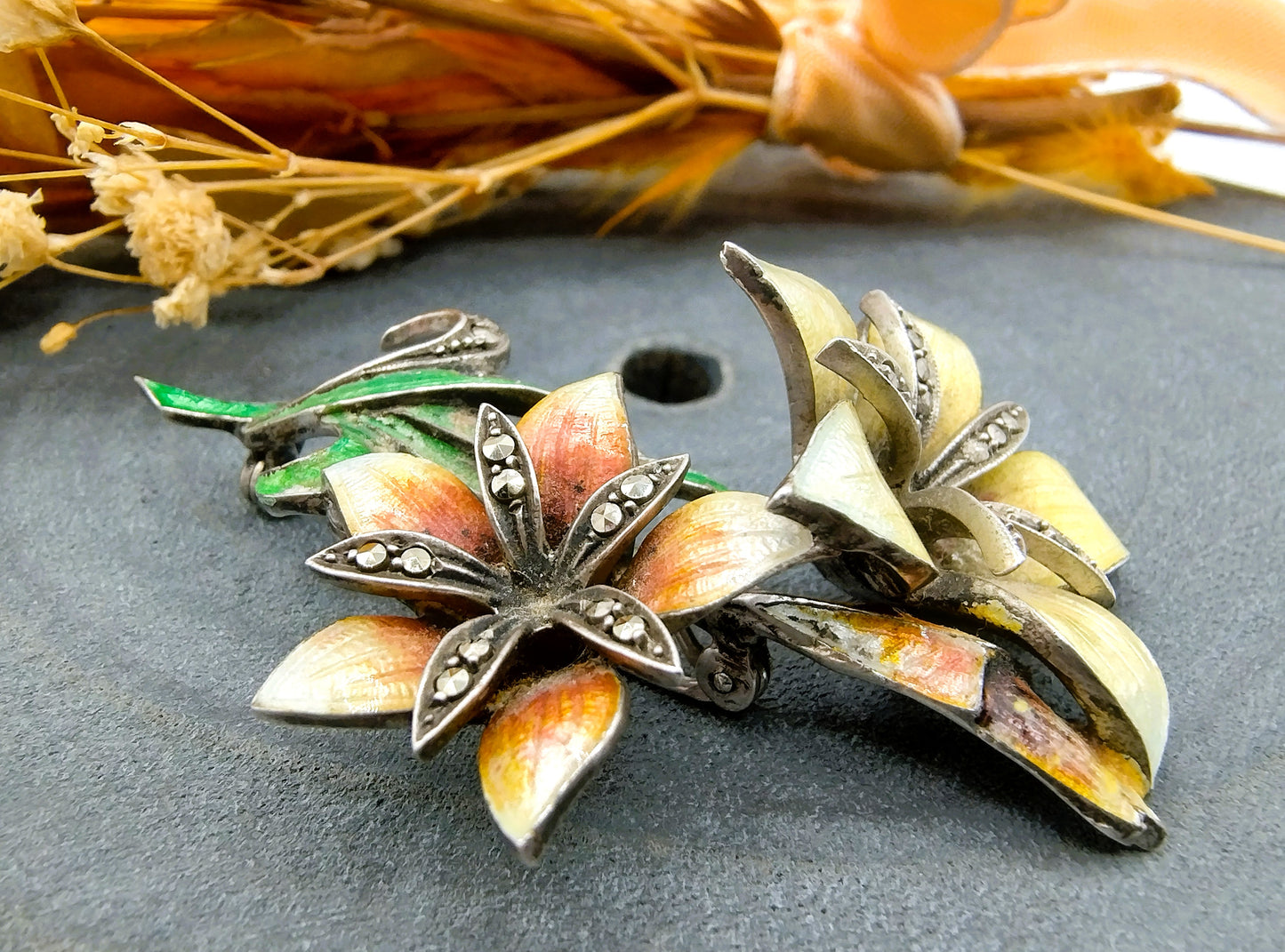 Jugendstil-Blumenbrosche, Silber mit Emaille und Markasiten.