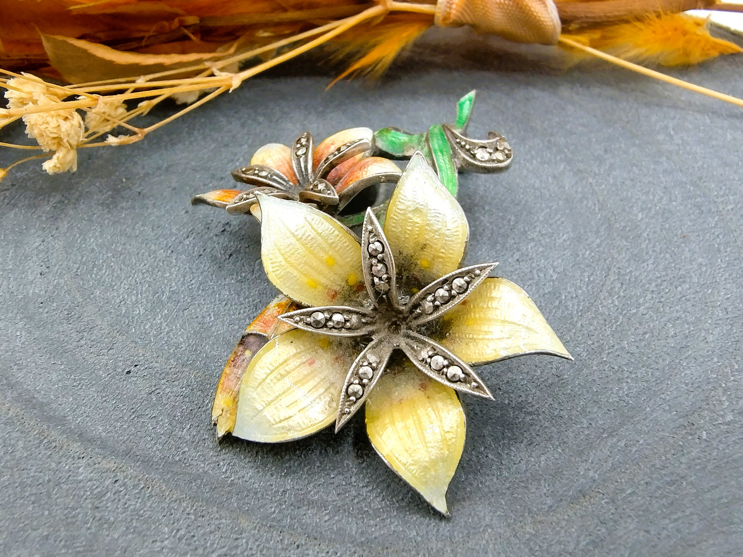 Jugendstil-Blumenbrosche, Silber mit Emaille und Markasiten.