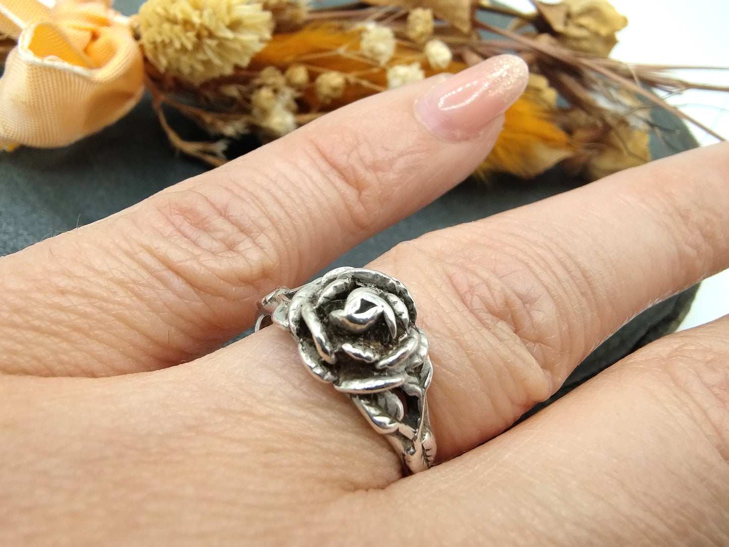 Silberner Blumenring mit Rose, 17,5 mm.