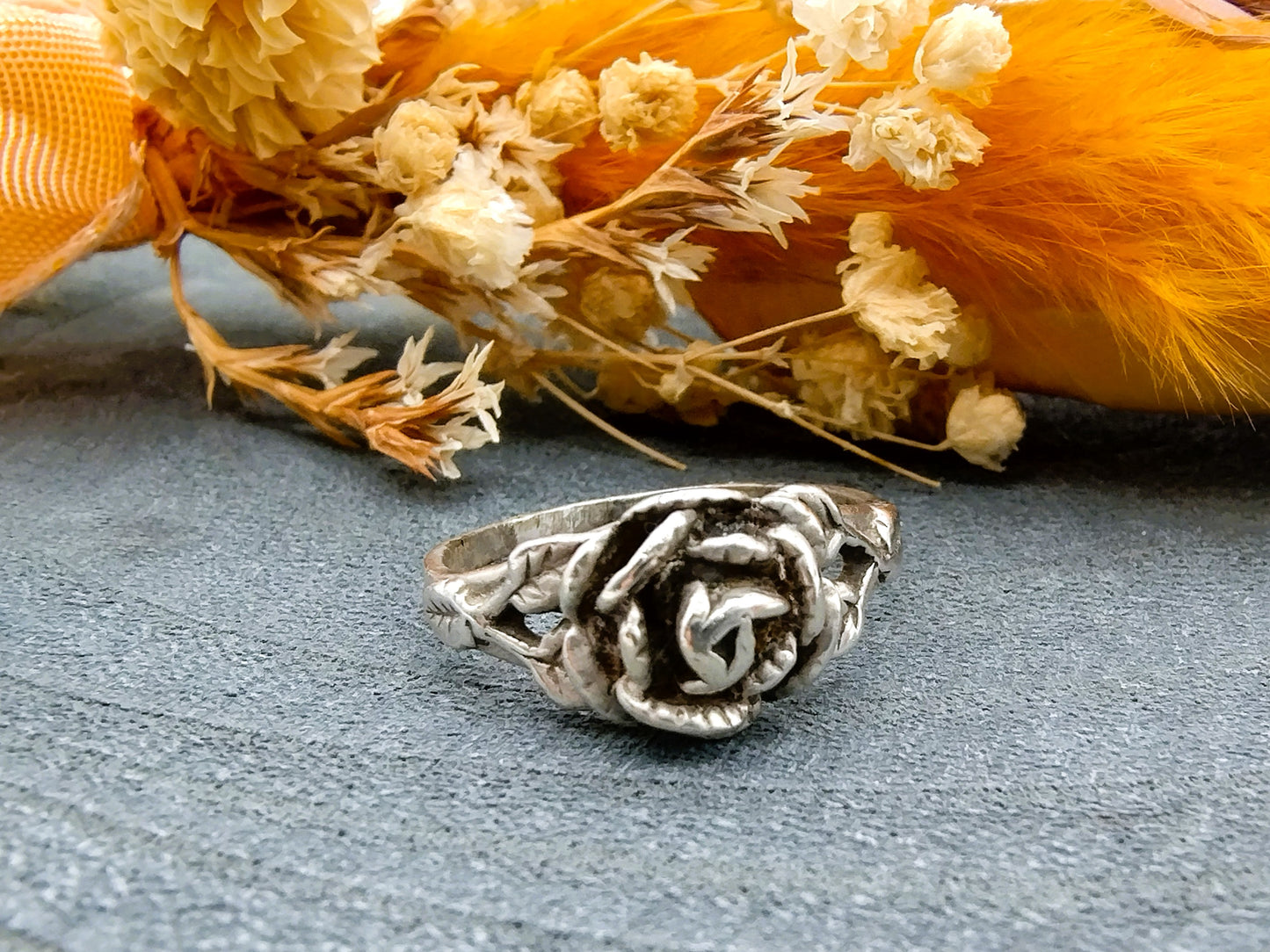 Silberner Blumenring mit Rose, 17,5 mm.