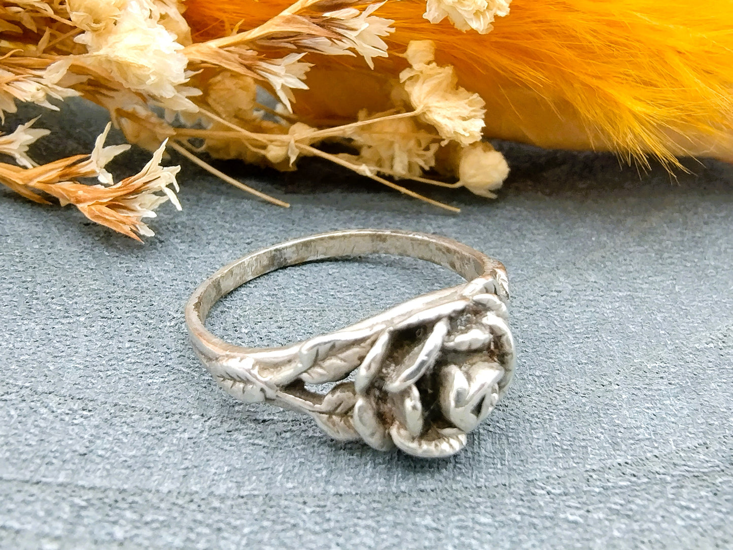 Silberner Blumenring mit Rose, 17,5 mm.