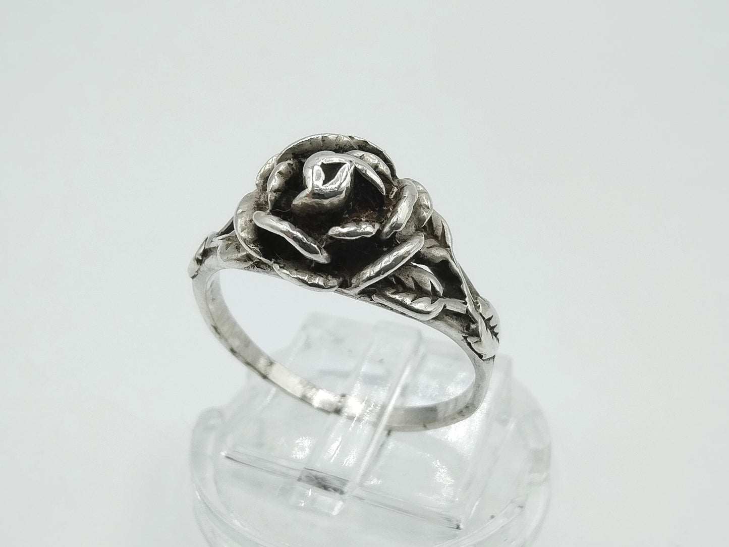 Silberner Blumenring mit Rose, 17,5 mm.