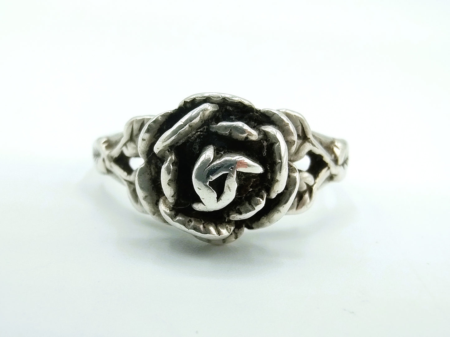 Silberner Blumenring mit Rose, 17,5 mm.