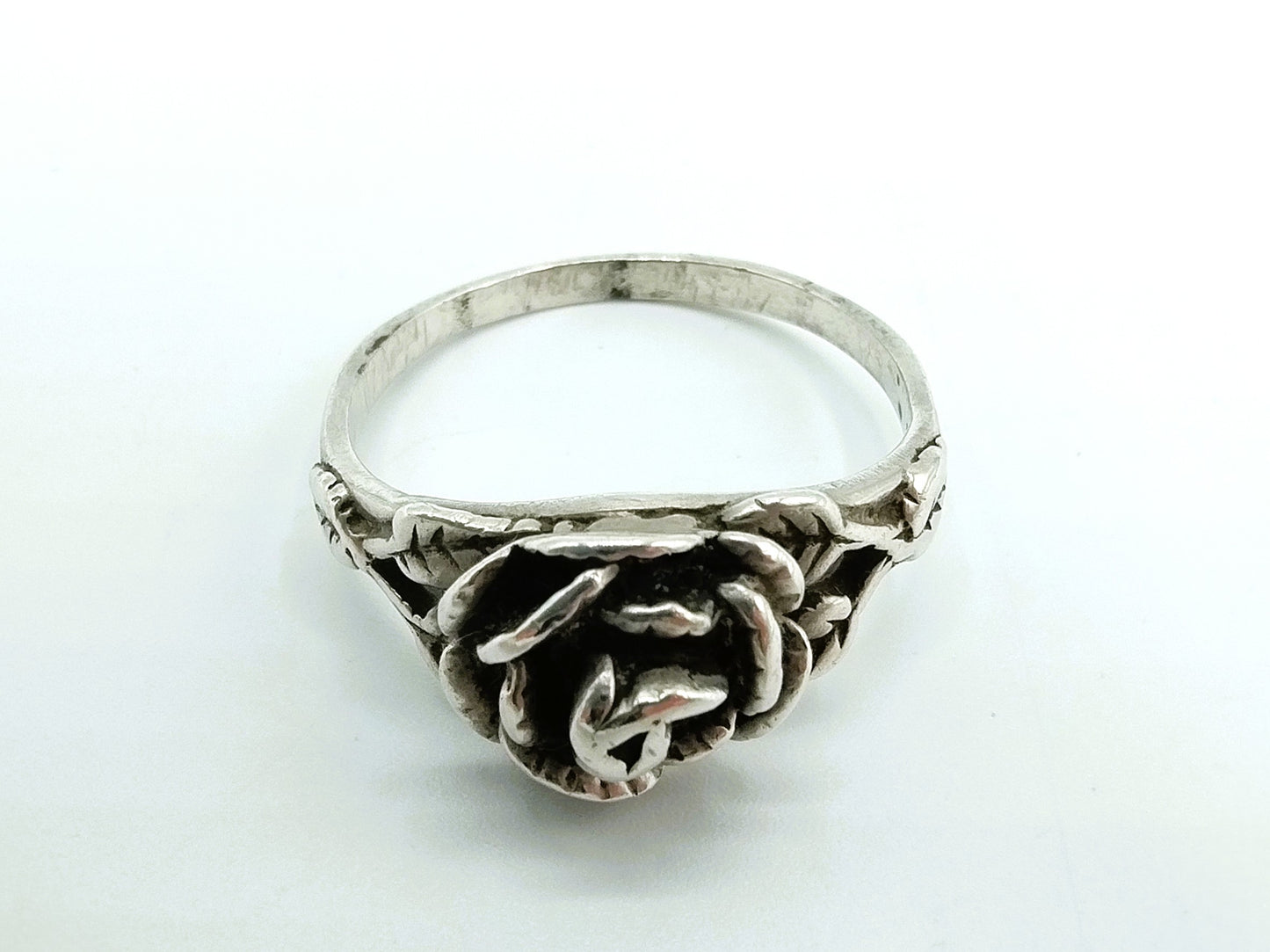 Silberner Blumenring mit Rose, 17,5 mm.