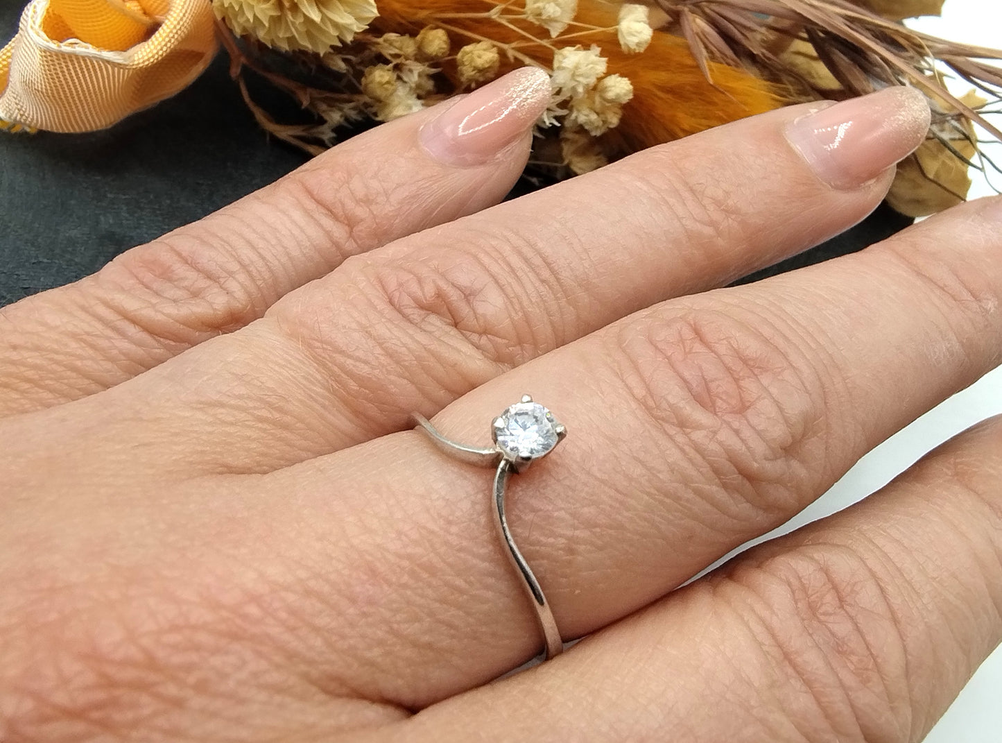 Silberner Solitärring mit Zirkonia, 18,5 mm.