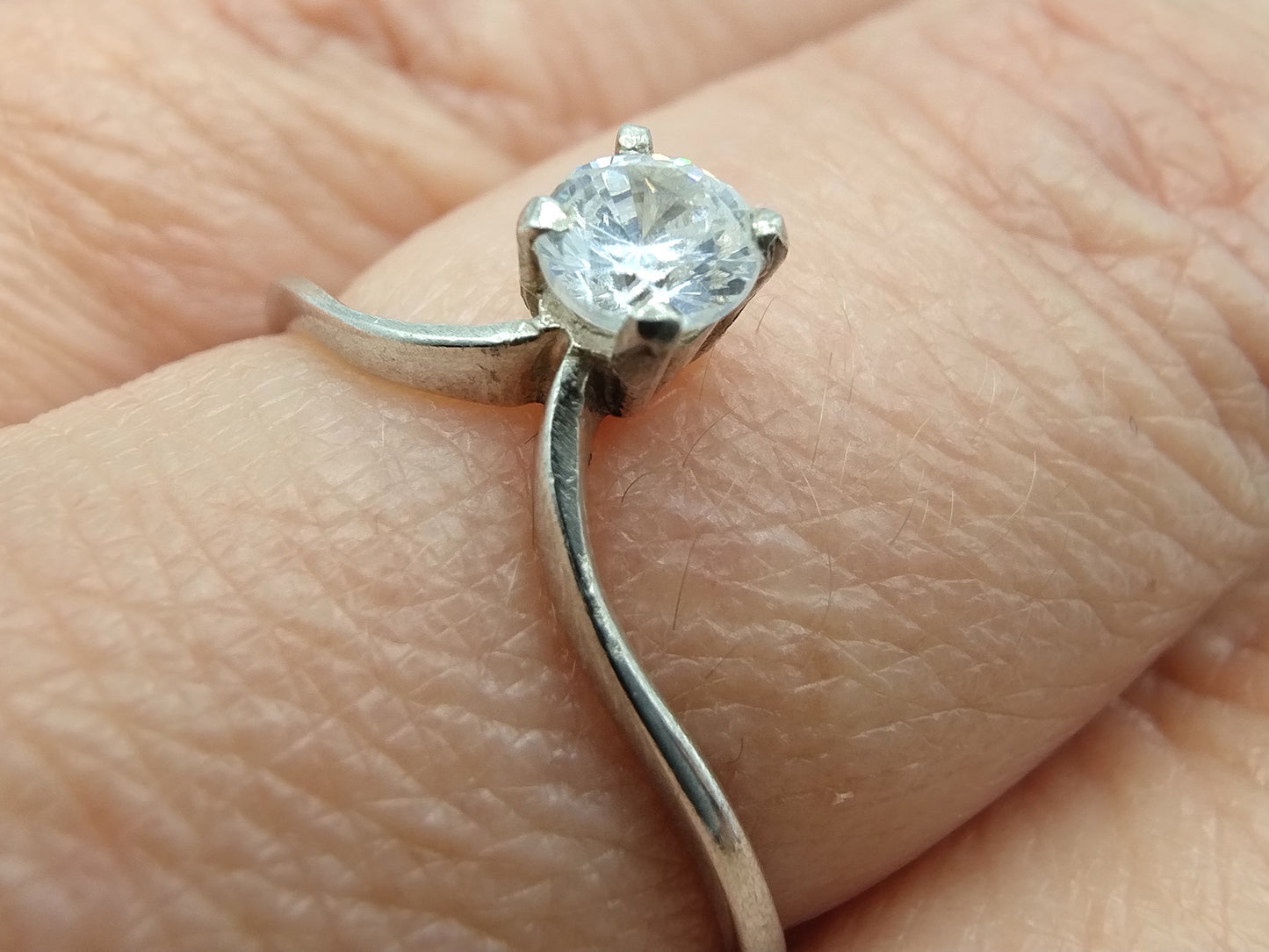 Silberner Solitärring mit Zirkonia, 18,5 mm.