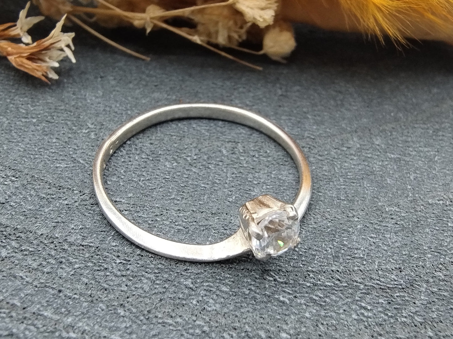 Silberner Solitärring mit Zirkonia, 18,5 mm.