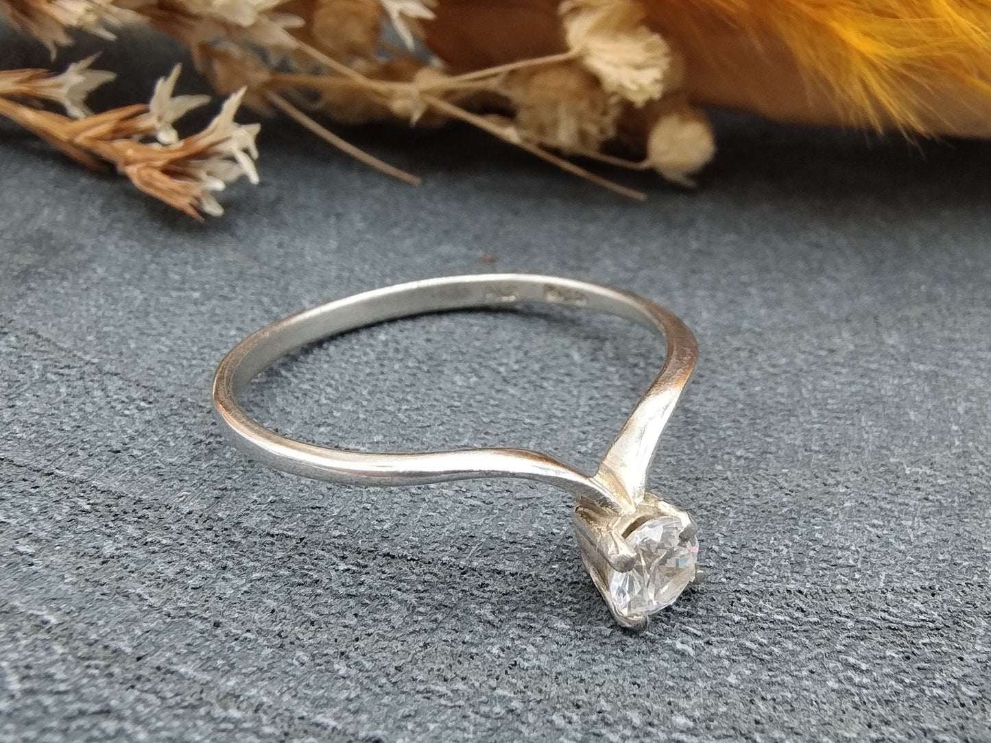 Silberner Solitärring mit Zirkonia, 18,5 mm.